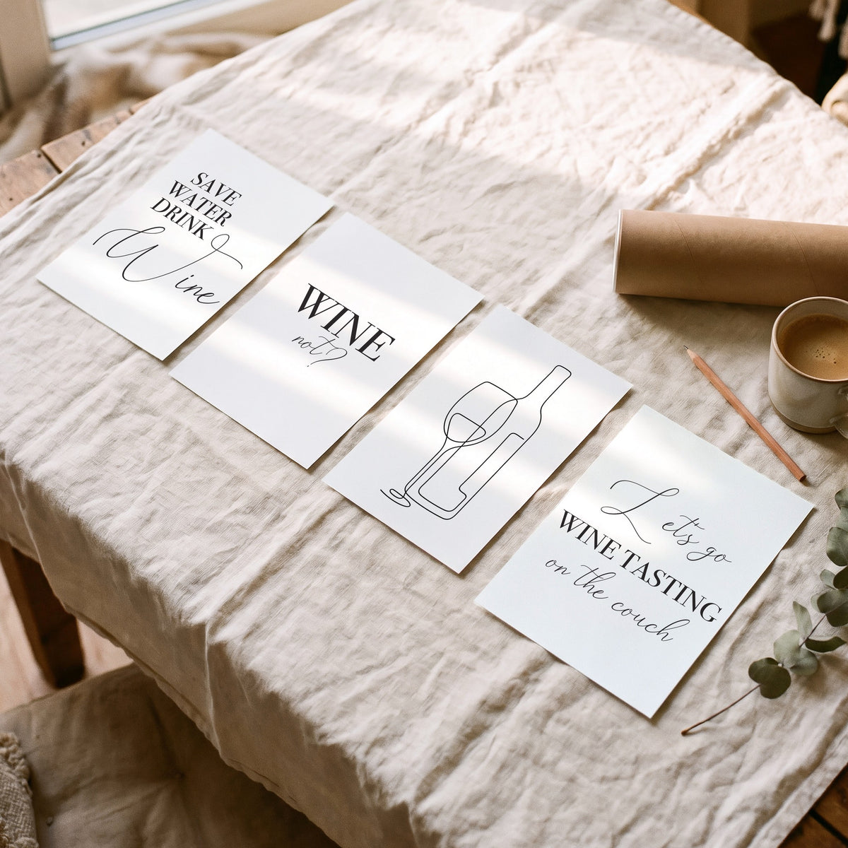 Spruchposter 4er-Set Wine: die 4 Drucke auf dem Tisch