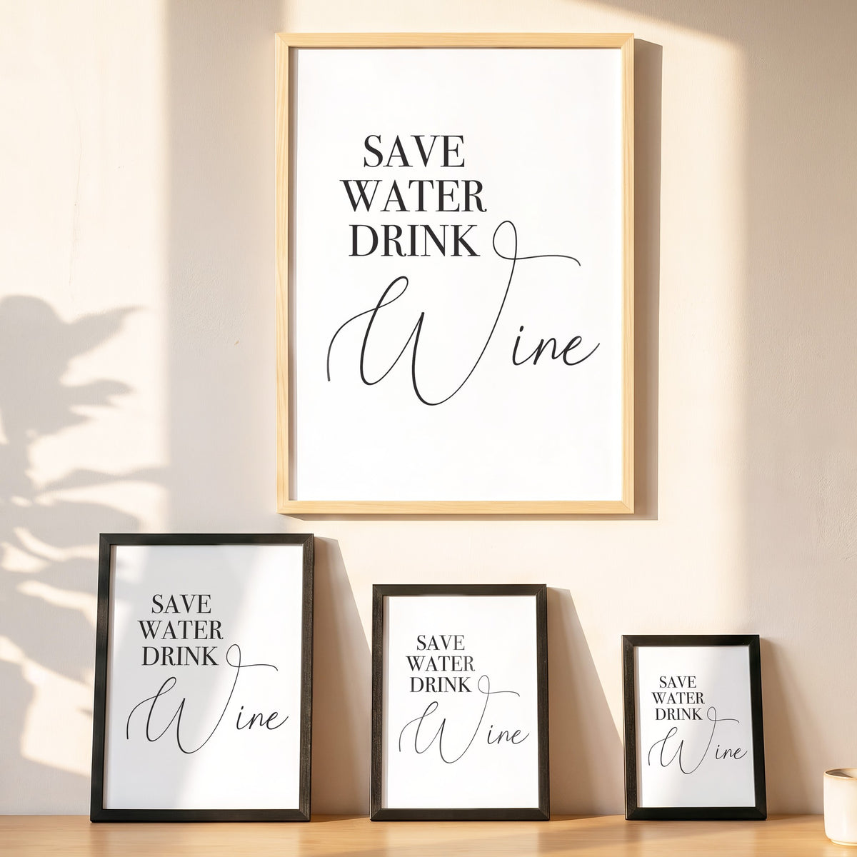 Spruchposter Wine in vier Größen an der Wand