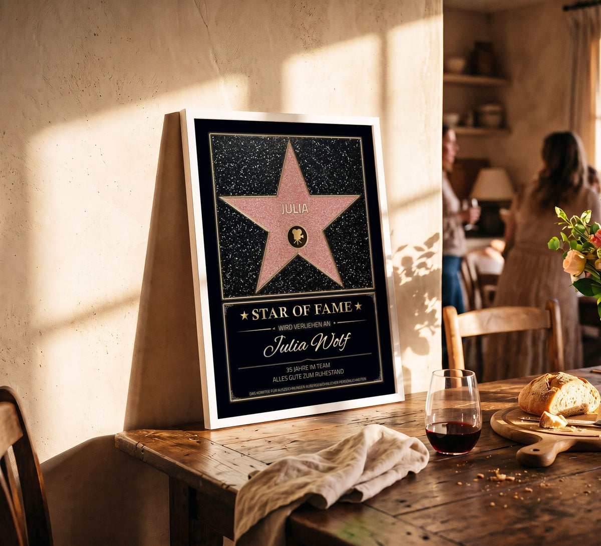 Star-of-Fame-Poster im weißen Holzrahmen auf einem rustikalen Esstisch