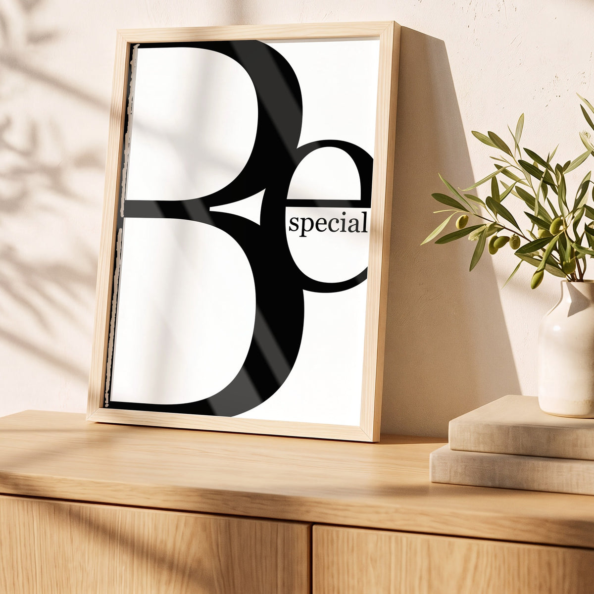 Poster Be Special im Holzrahmen auf einem Sideboard