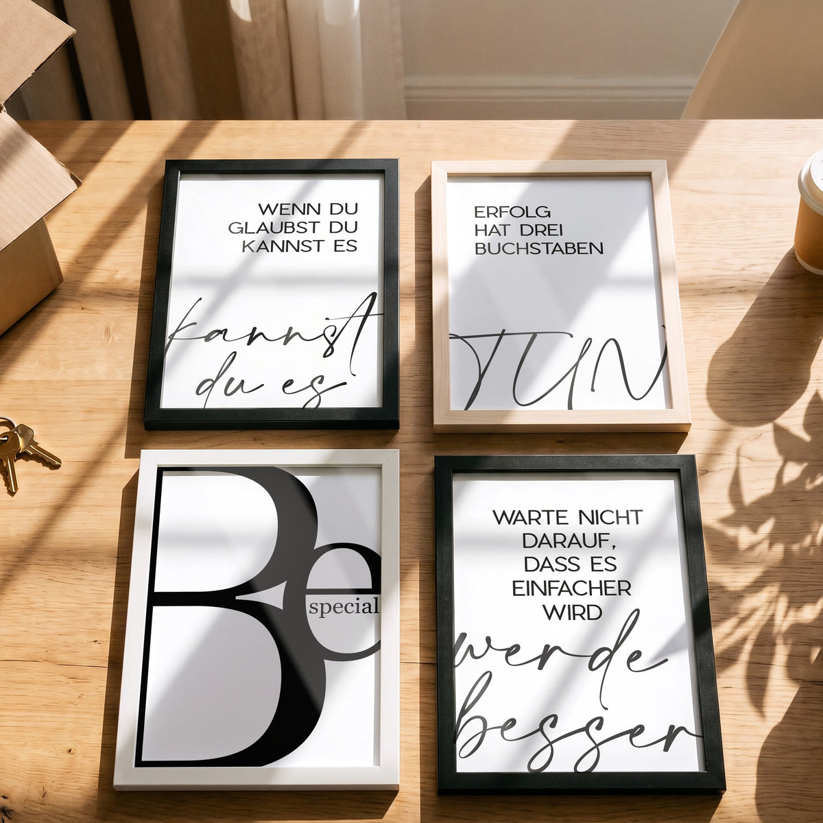 Poster Be Special mit weiteren Motiven der Serie auf einem Tisch