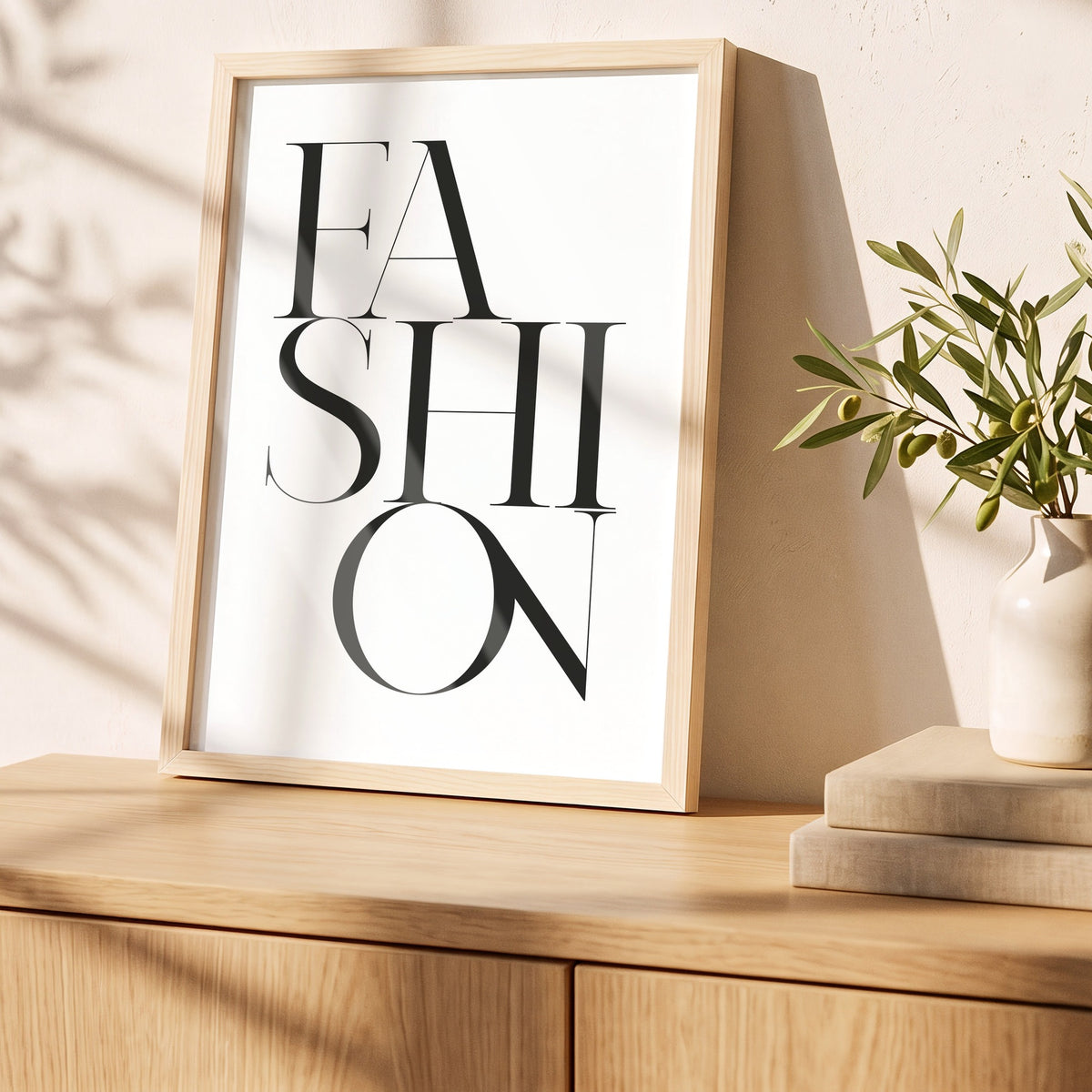 Poster Fashion im Holzrahmen auf einem Sideboard