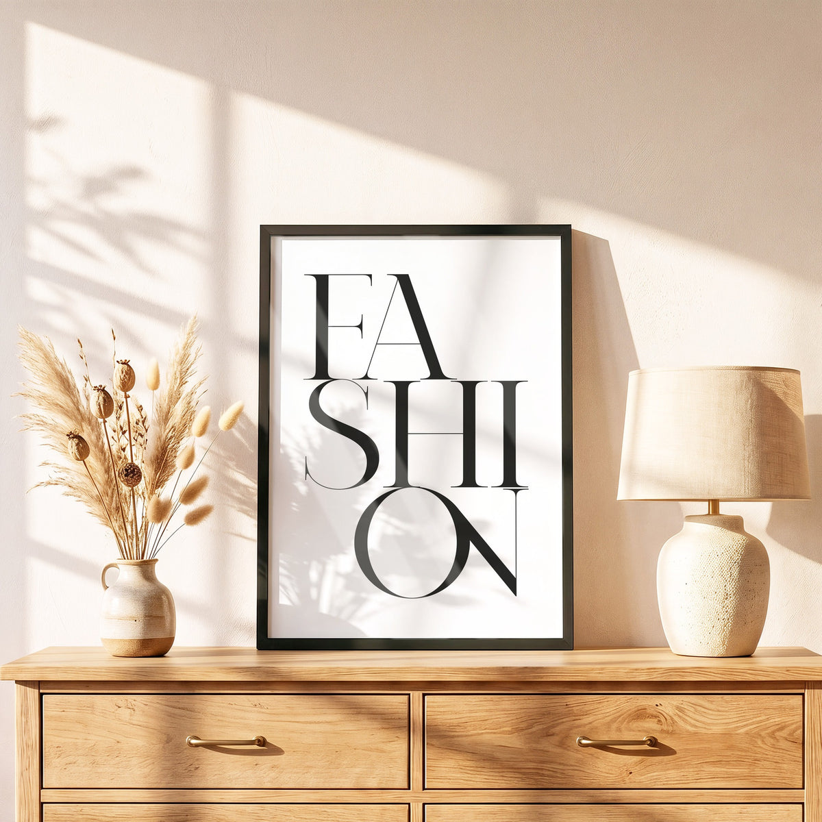 Poster Fashion im schwarzen Holzrahmen auf einer Kommode