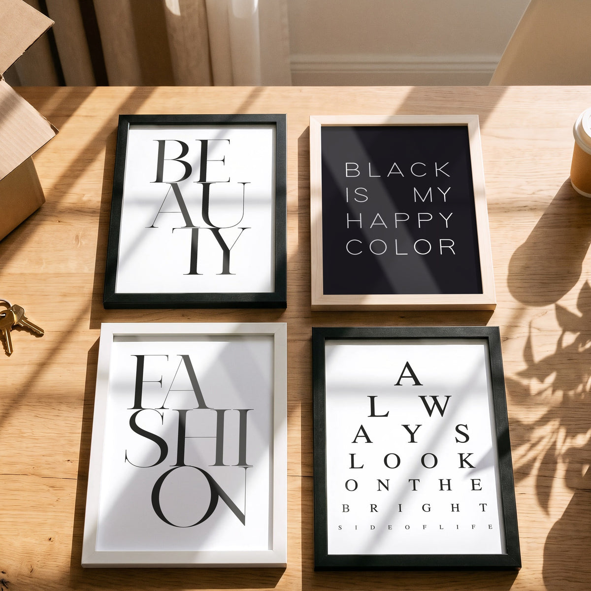 Poster Fashion mit weiteren Motiven der Serie auf einem Tisch