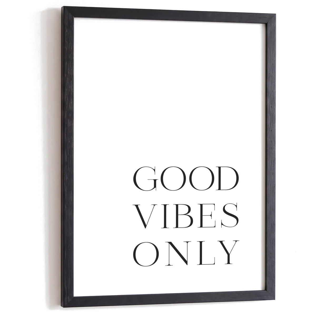 Typografie Poster Good Vibes Only im schwarzen Holzrahmen