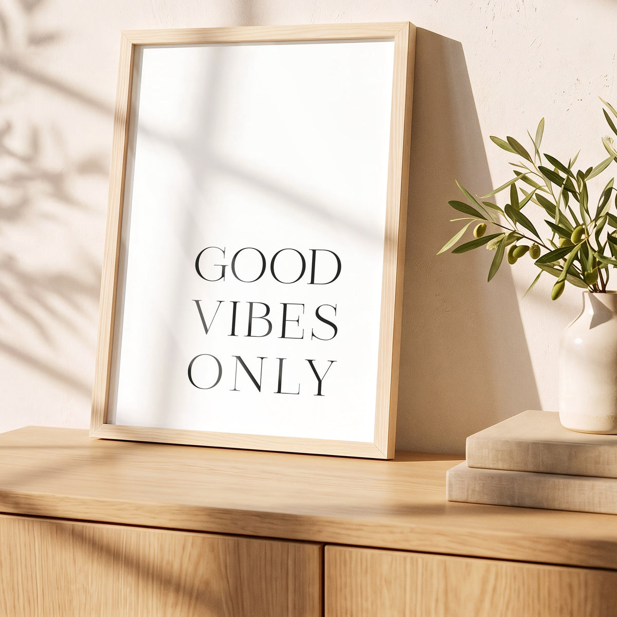 Poster Good Vibes Only im Holzrahmen auf einem Sideboard
