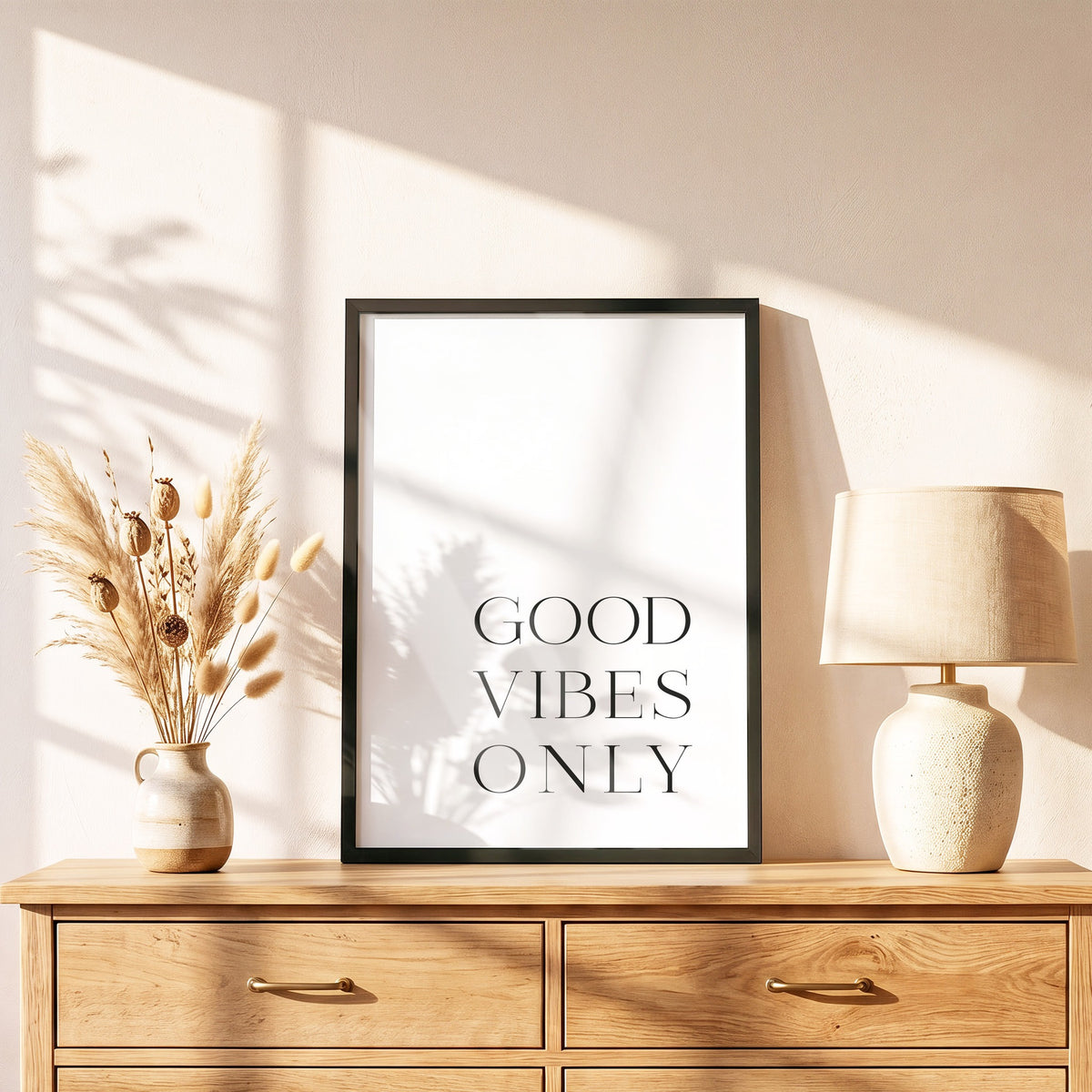 Poster Good Vibes Only im schwarzen Holzrahmen auf einer Kommode