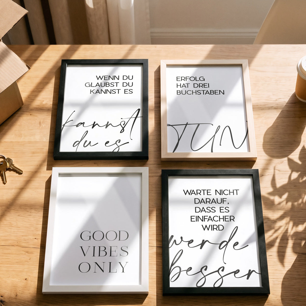 Poster Good Vibes Only mit weiteren Motiven der Serie auf einem Tisch