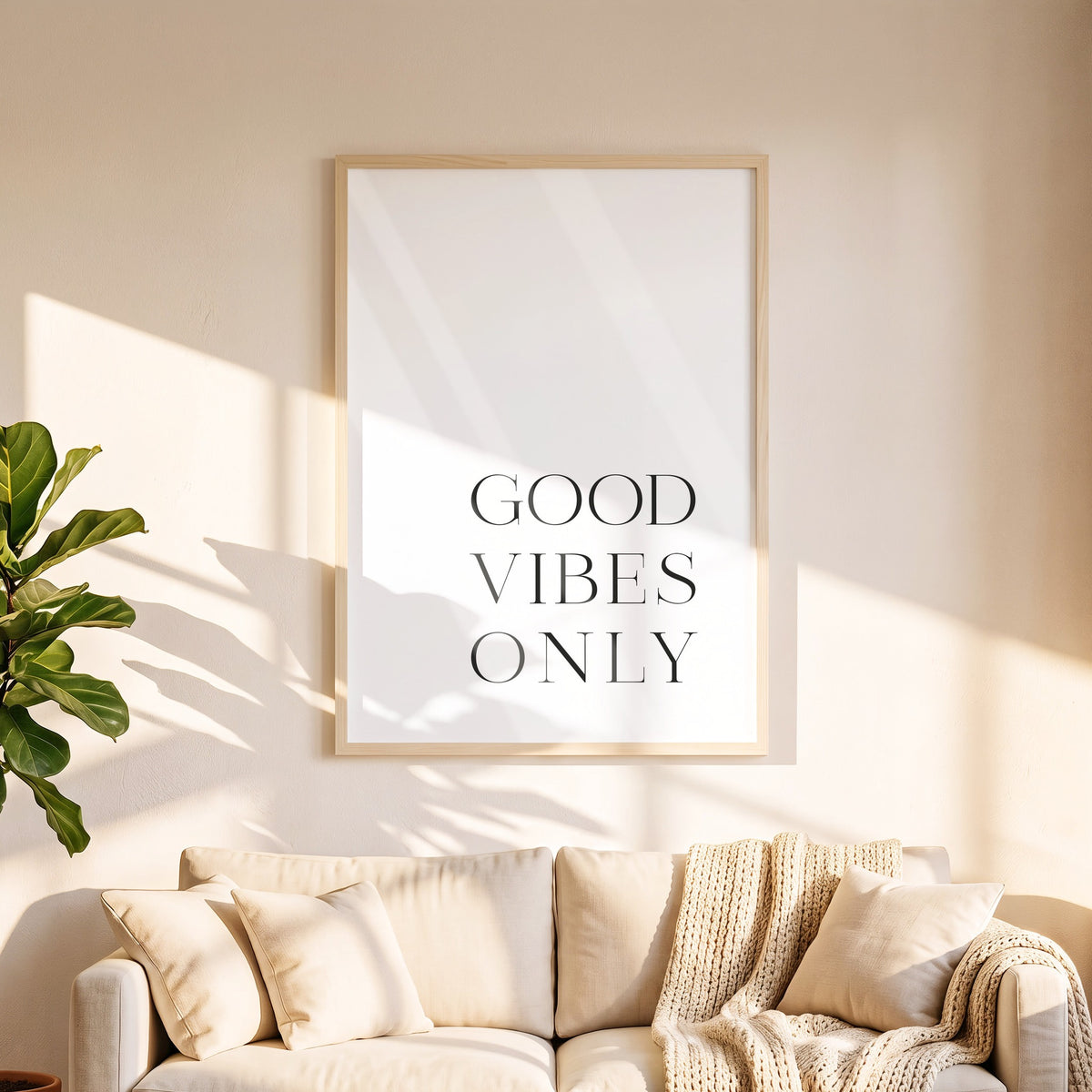 Poster Good Vibes Only in 50 x 70 cm über dem Sofa