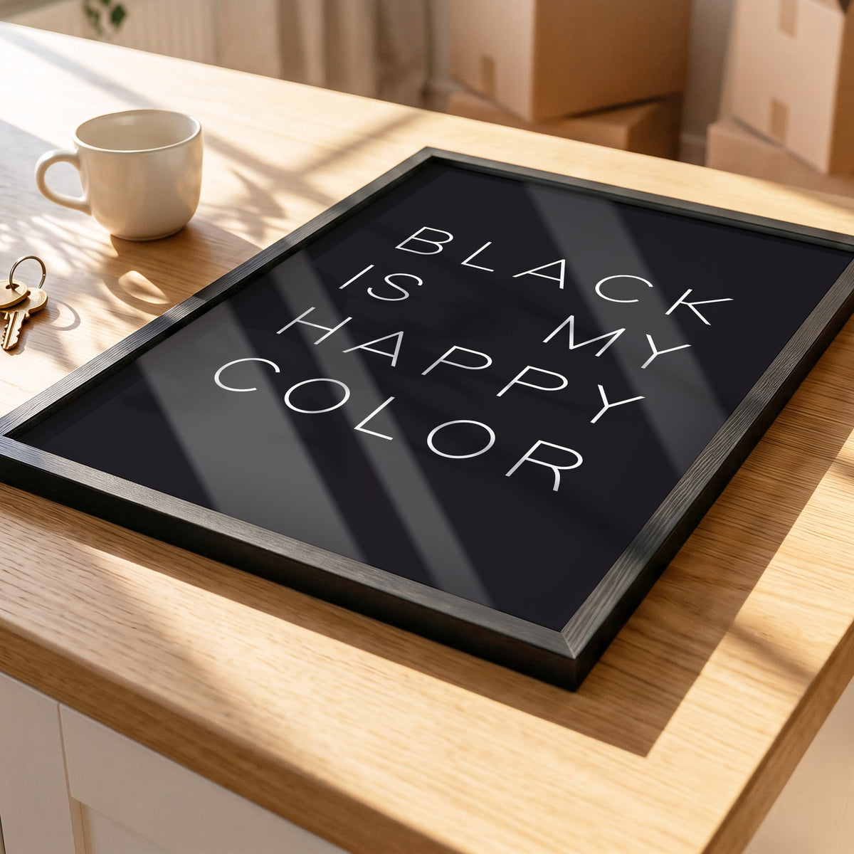Gerahmtes Poster Happy Color Black auf einer Holzplatte, Nahaufnahme