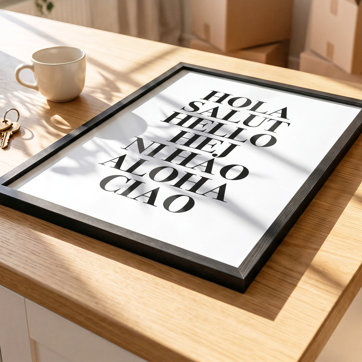 Gerahmtes Poster Hola Salut Hello Ciao auf einer Holzplatte, Nahaufnahme