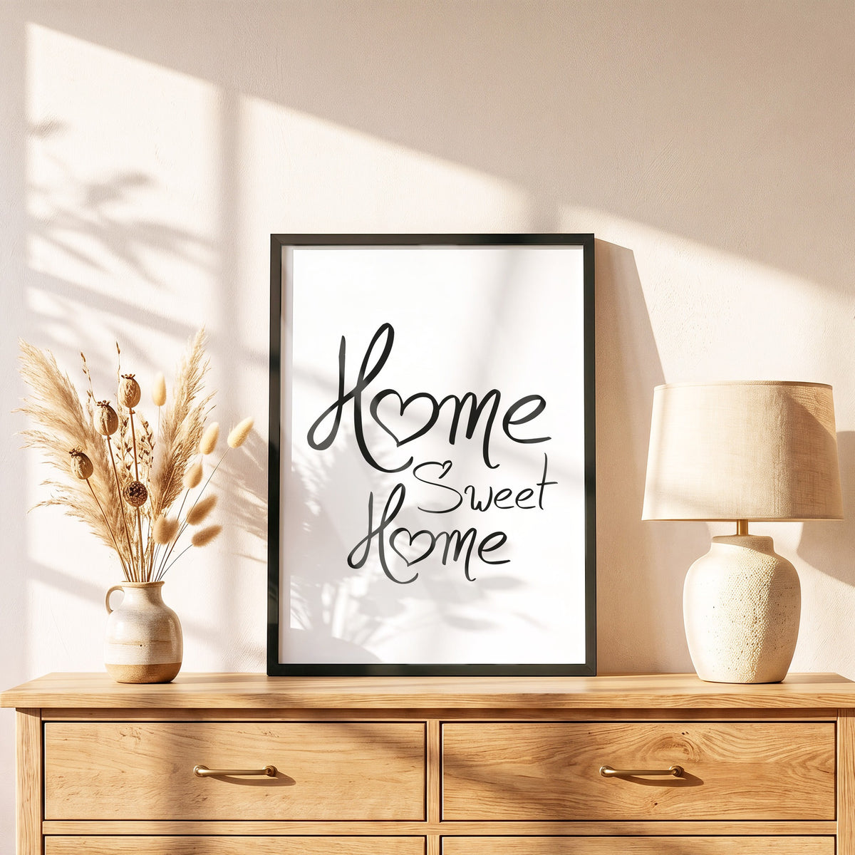 Poster Home Sweet Home im schwarzen Holzrahmen auf einer Kommode
