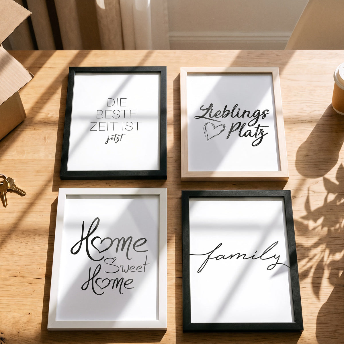 Poster Home Sweet Home mit weiteren Motiven der Serie auf einem Tisch