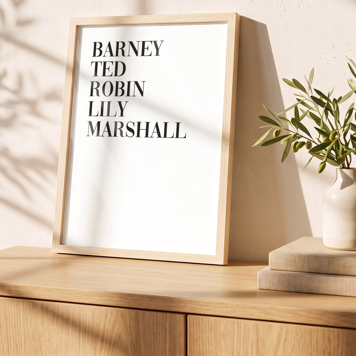 Poster Barney Ted Robin Lily Marshall im Holzrahmen auf einem Sideboard