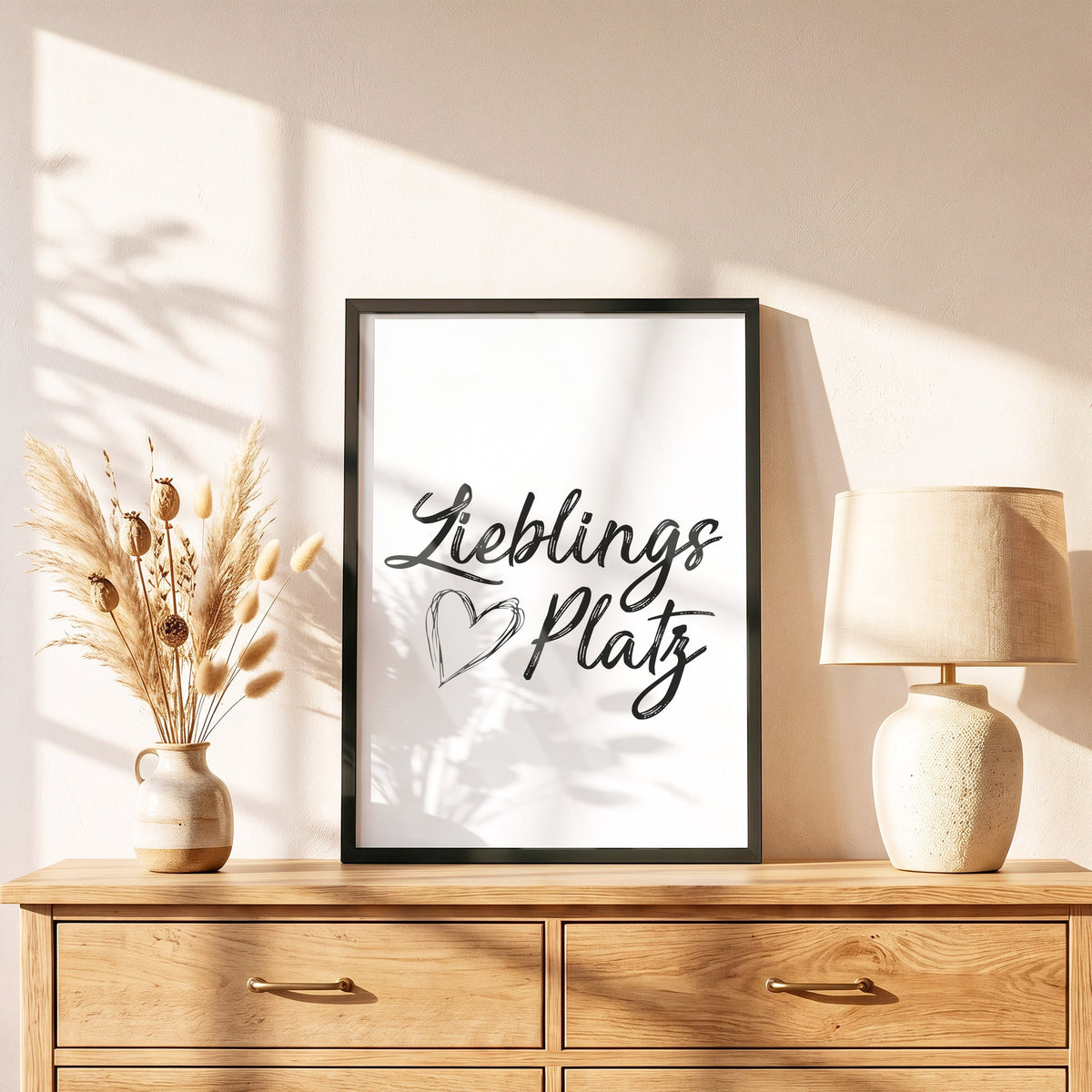 Poster Lieblingsplatz im schwarzen Holzrahmen auf einer Kommode