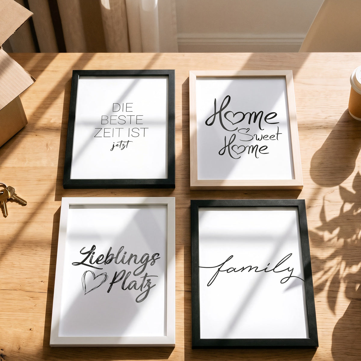 Poster Lieblingsplatz mit weiteren Motiven der Serie auf einem Tisch