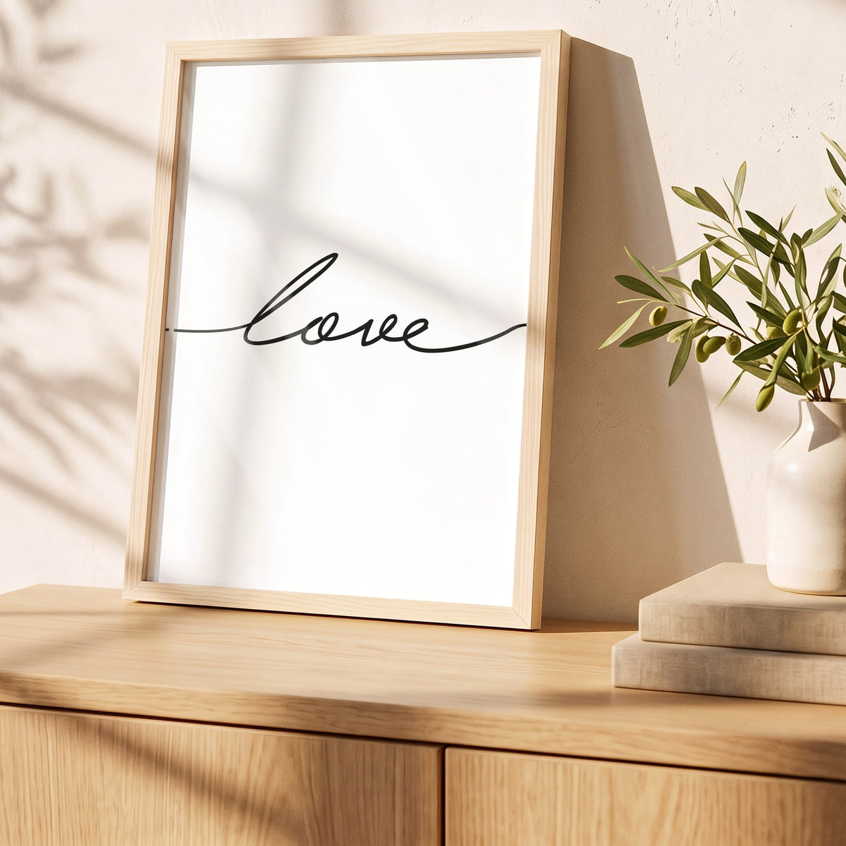Poster Love im Holzrahmen auf einem Sideboard