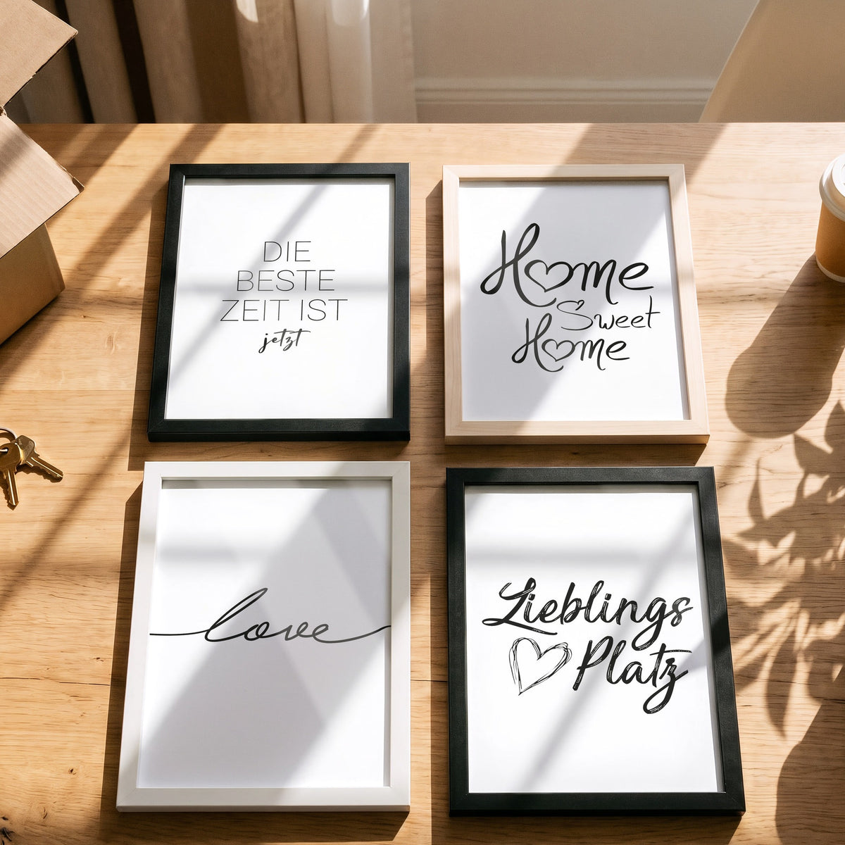 Poster Love mit weiteren Motiven der Serie auf einem Tisch