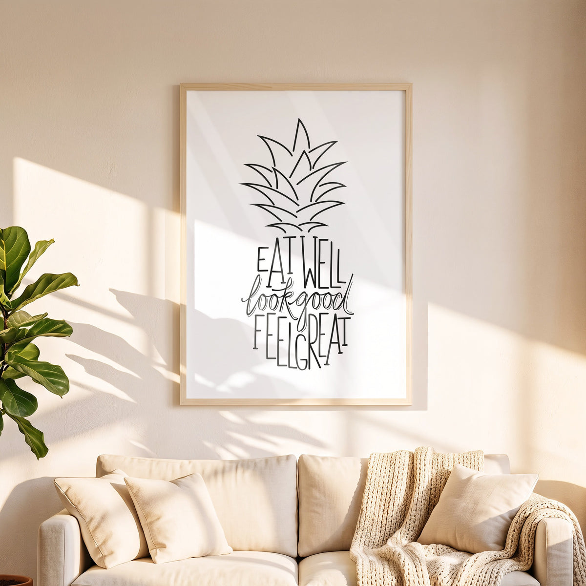 Poster Ananas in 50 x 70 cm über dem Sofa