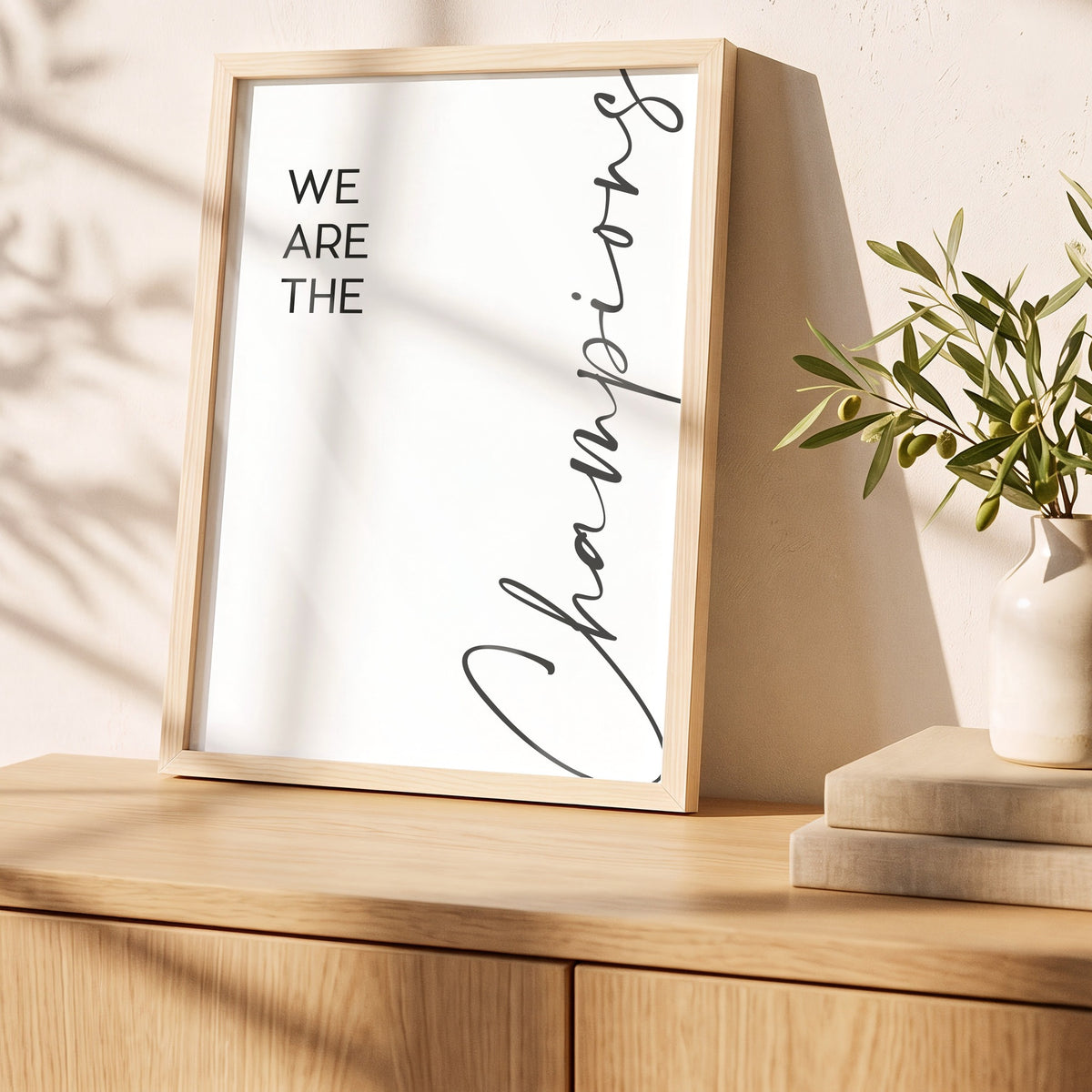 Poster Champions im Holzrahmen auf einem Sideboard