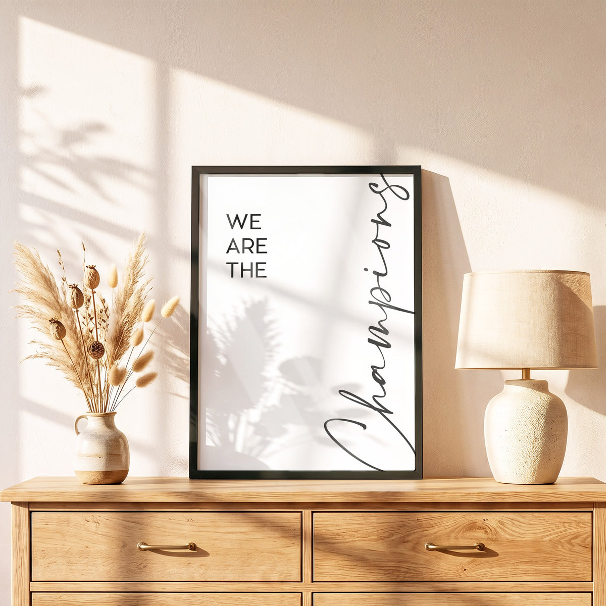 Poster Champions im schwarzen Holzrahmen auf einer Kommode