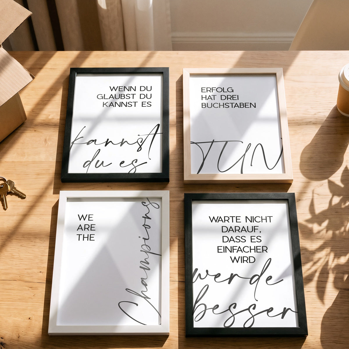 Poster Champions mit weiteren Motiven der Serie auf einem Tisch