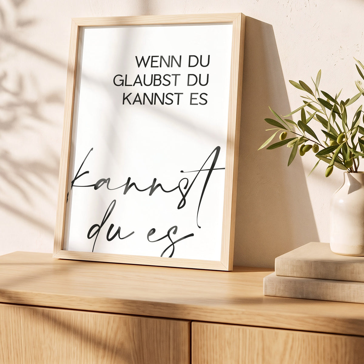 Poster Wenn du glaubst du kannst es im Holzrahmen auf einem Sideboard