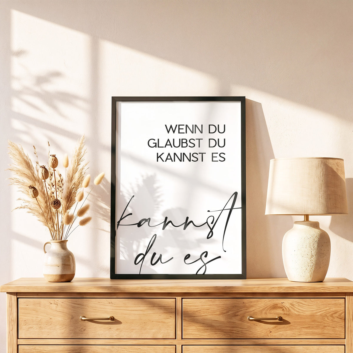 Poster Wenn du glaubst du kannst es im schwarzen Holzrahmen auf einer Kommode