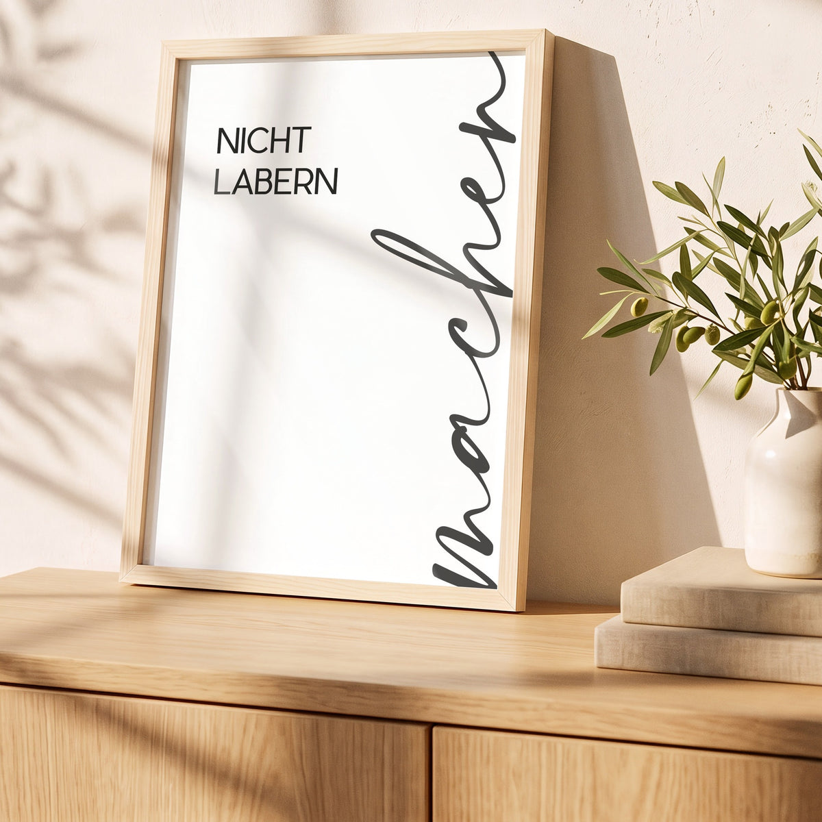 Poster Nicht labern, machen im Holzrahmen auf einem Sideboard