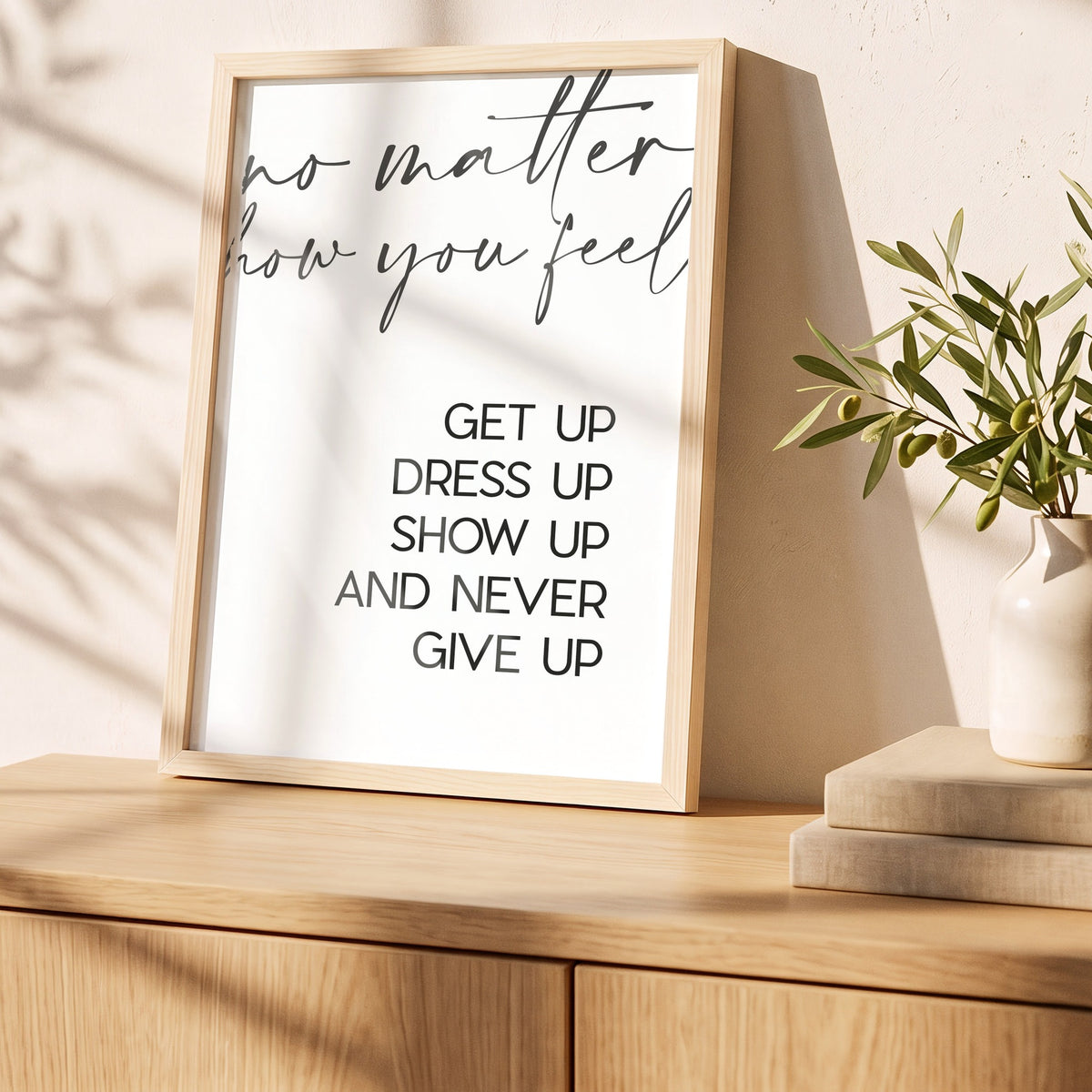 Poster No matter how you feel im Holzrahmen auf einem Sideboard
