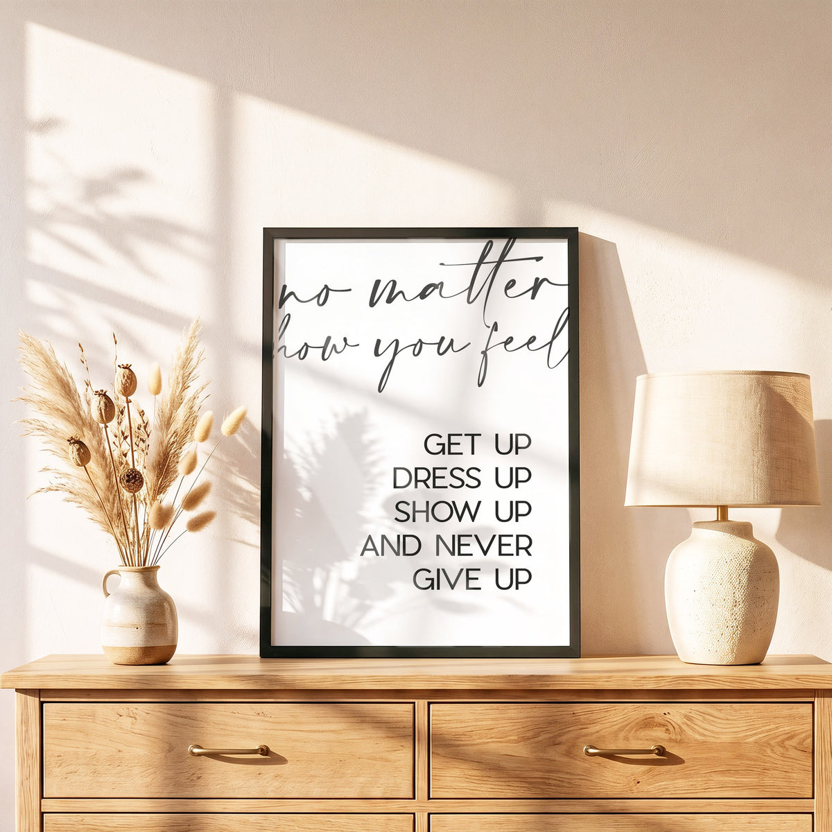 Poster No matter how you feel im schwarzen Holzrahmen auf einer Kommode