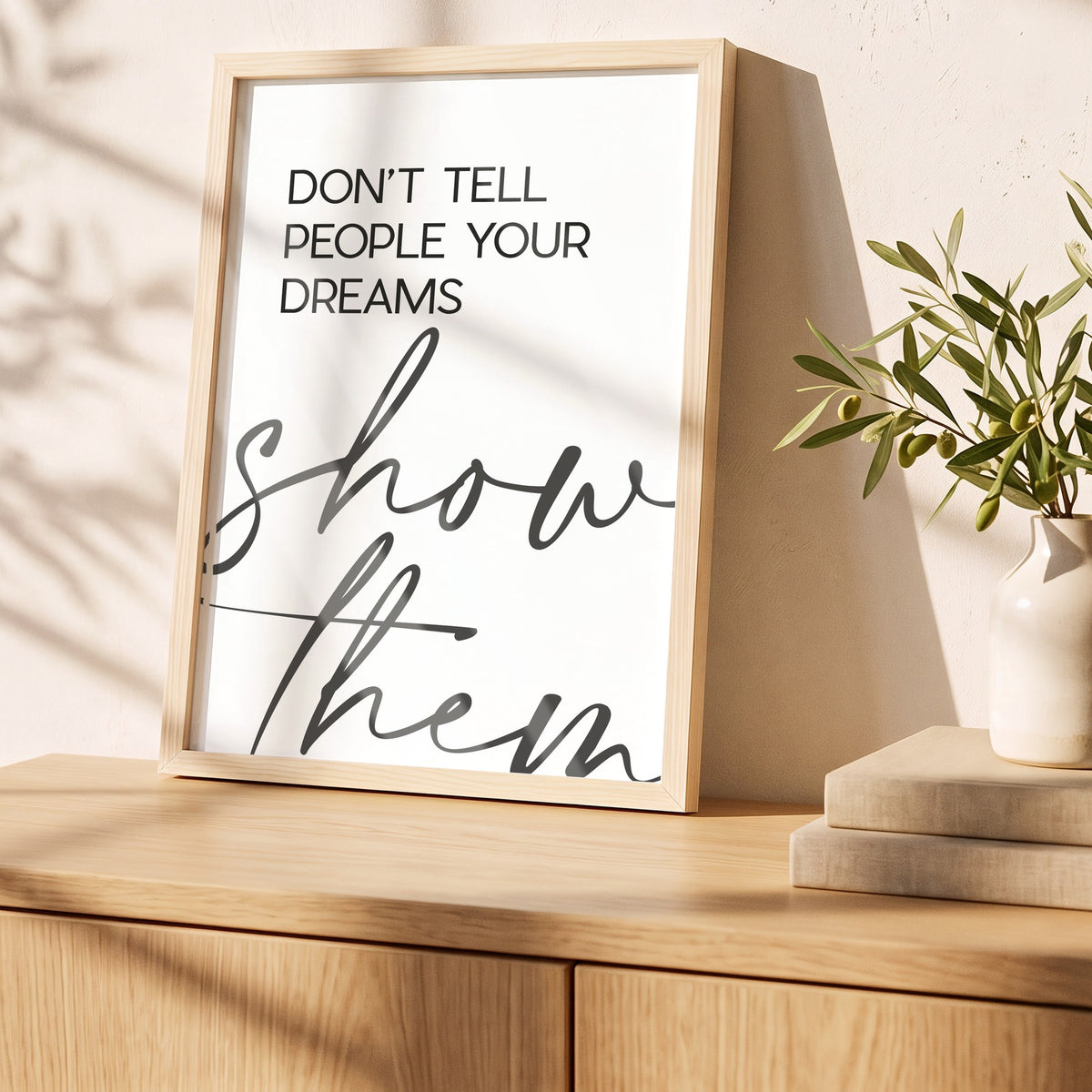Poster Don't tell people your dreams im Holzrahmen auf einem Sideboard