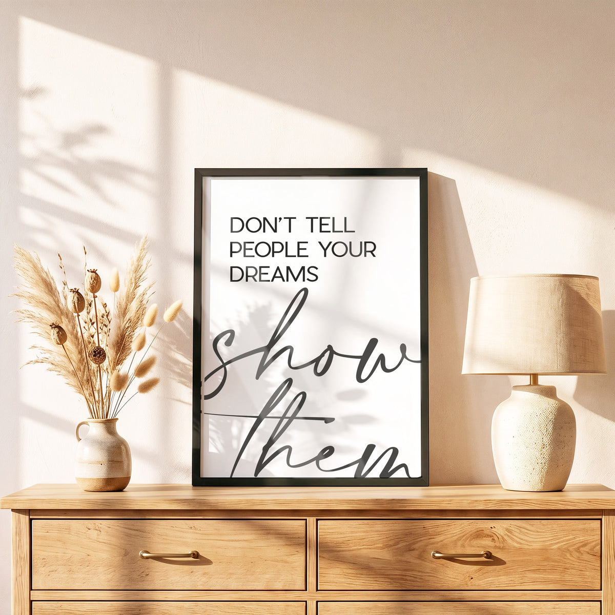 Poster Don't tell people your dreams im schwarzen Holzrahmen auf einer Kommode
