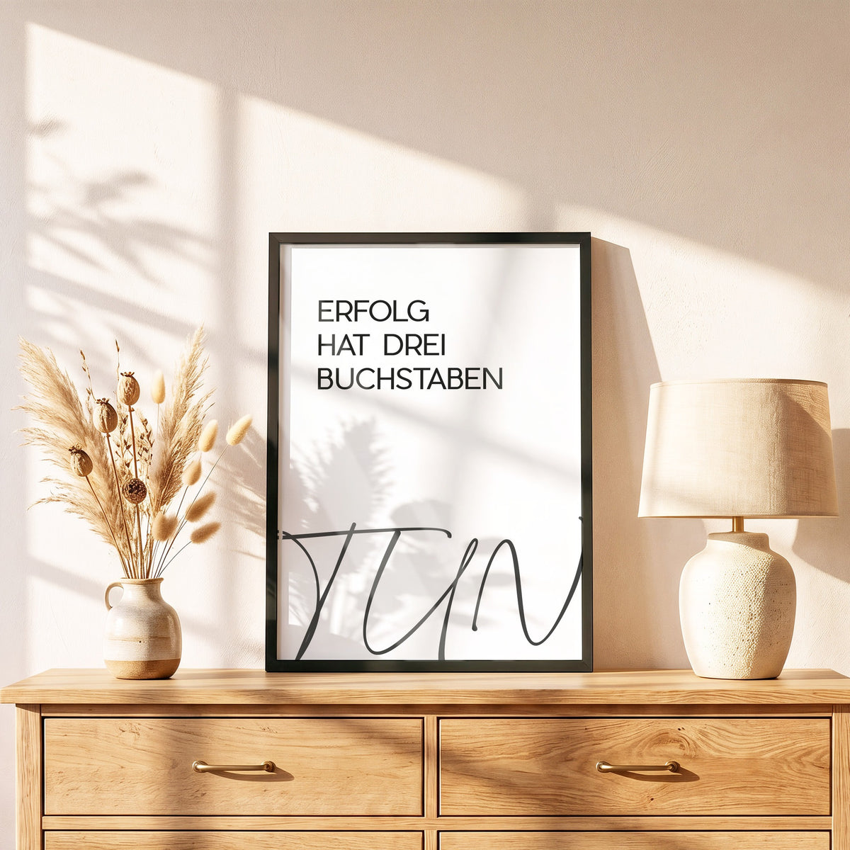 Poster Erfolg hat drei Buchstaben im schwarzen Holzrahmen auf einer Kommode