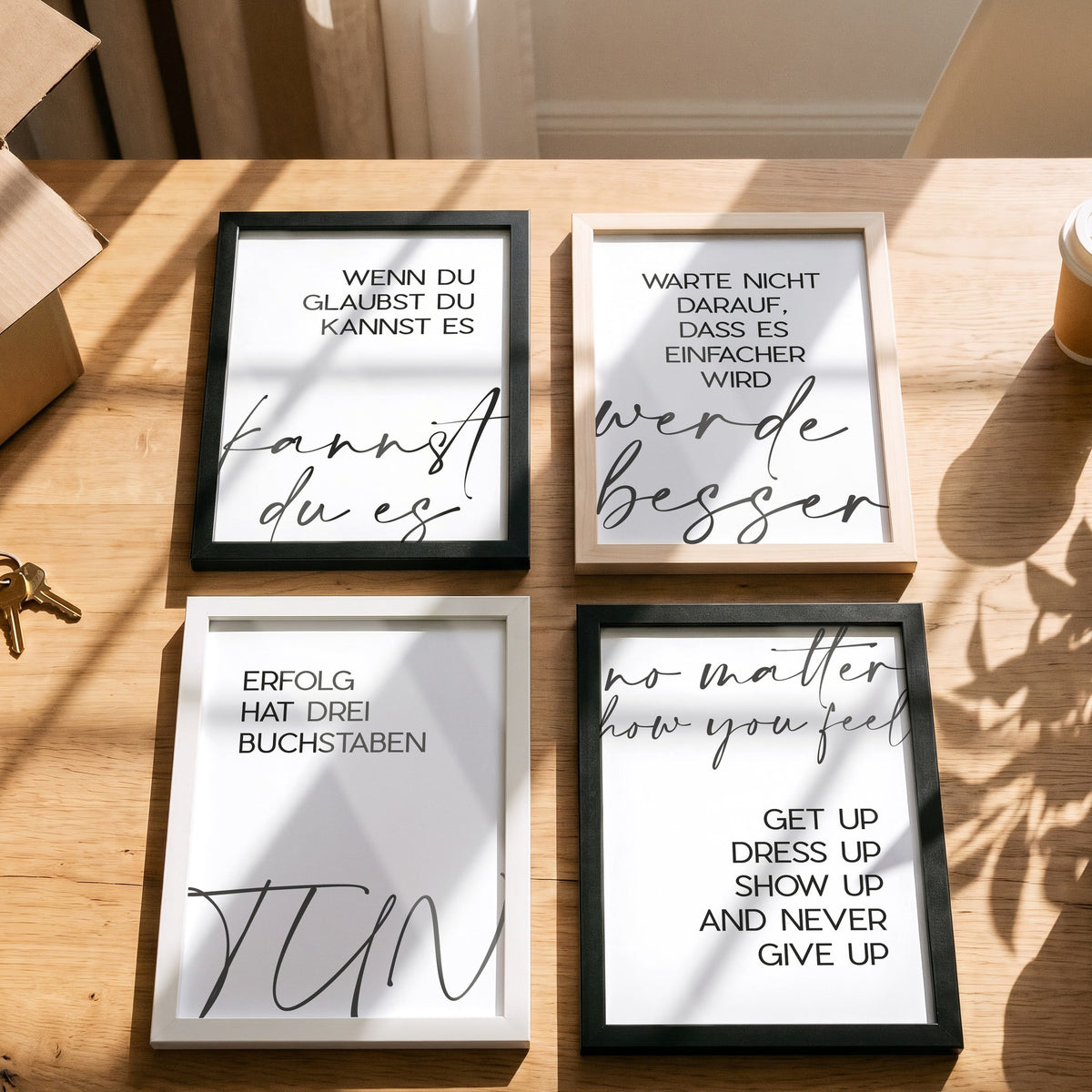 Poster Erfolg hat drei Buchstaben mit weiteren Motiven der Serie auf einem Tisch