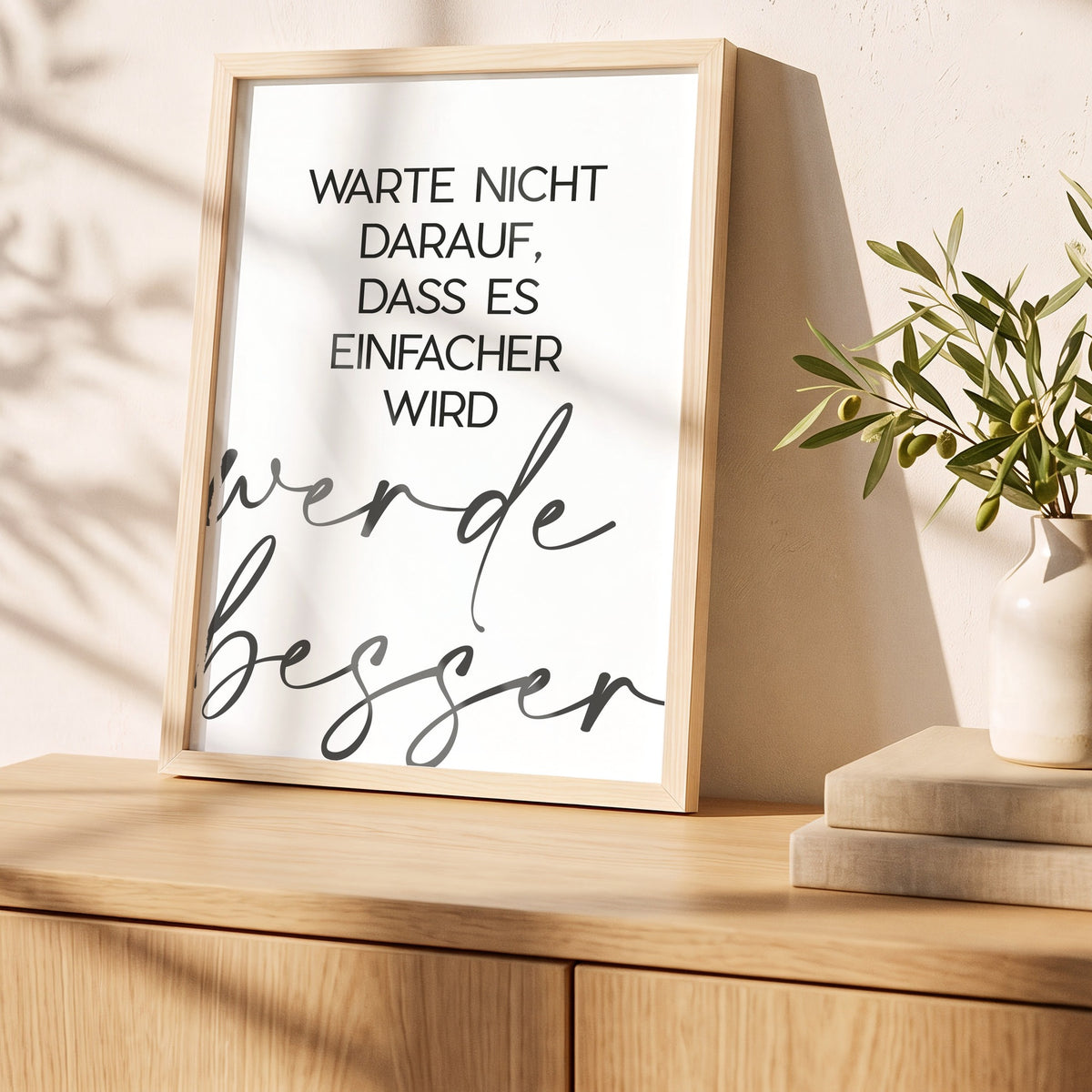 Poster Werde besser im Holzrahmen auf einem Sideboard