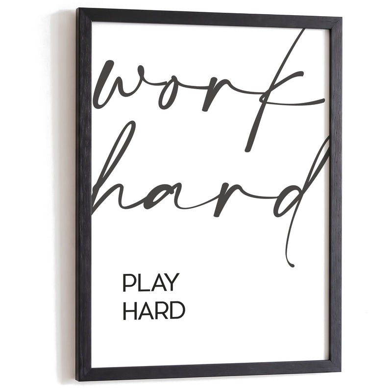 Typografie Poster Work hard, play hard im schwarzen Holzrahmen