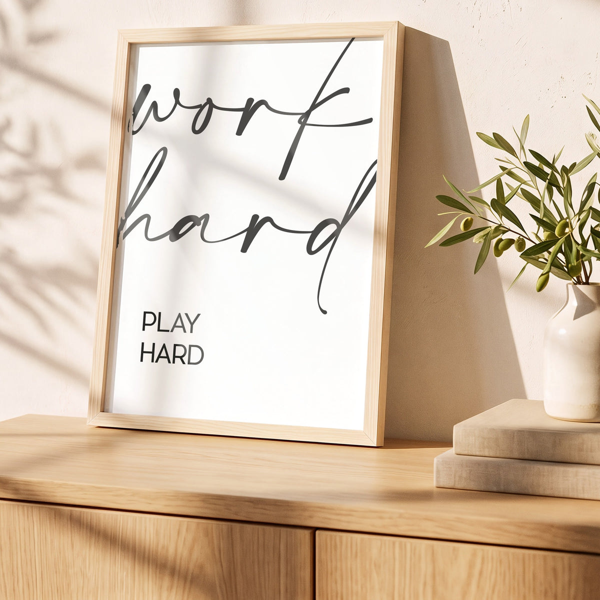 Poster Work hard, play hard im Holzrahmen auf einem Sideboard