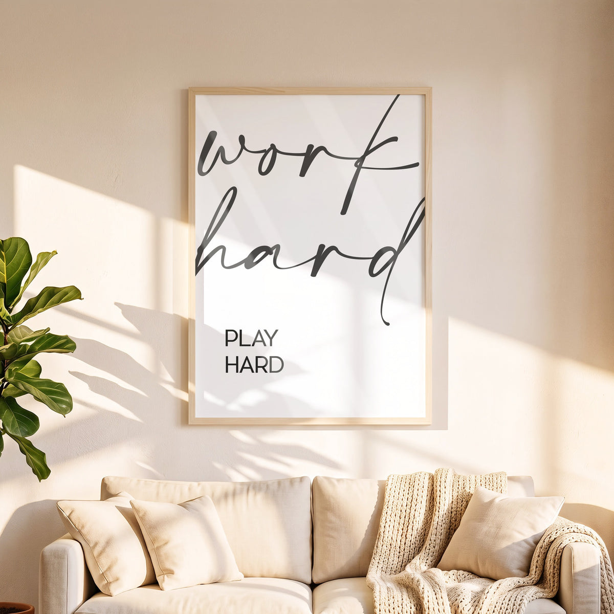 Poster Work hard, play hard in 50 x 70 cm über dem Sofa
