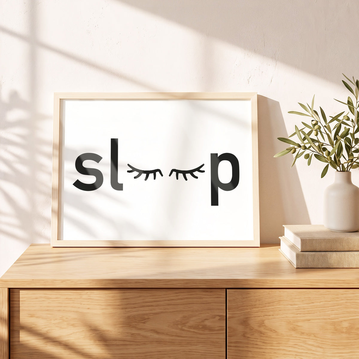 Poster Sleep im Holzrahmen auf einem Sideboard