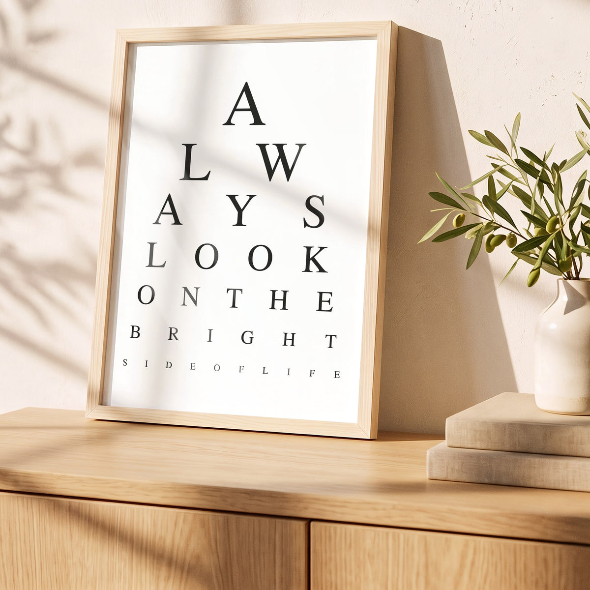 Poster Always look on the bright side of life im Holzrahmen auf einem Sideboard