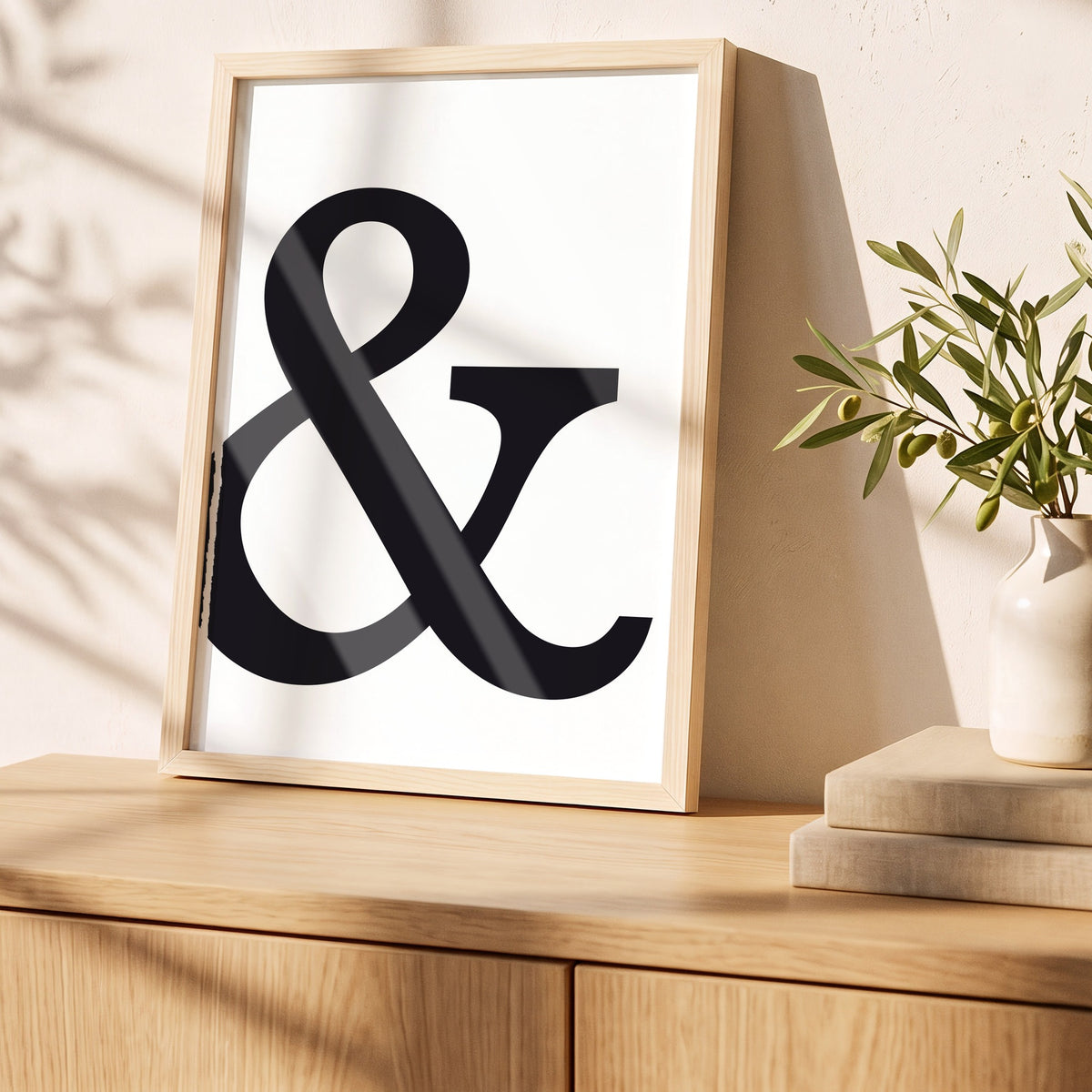 Poster Und-Zeichen schwarz auf weiß im Holzrahmen auf einem Sideboard