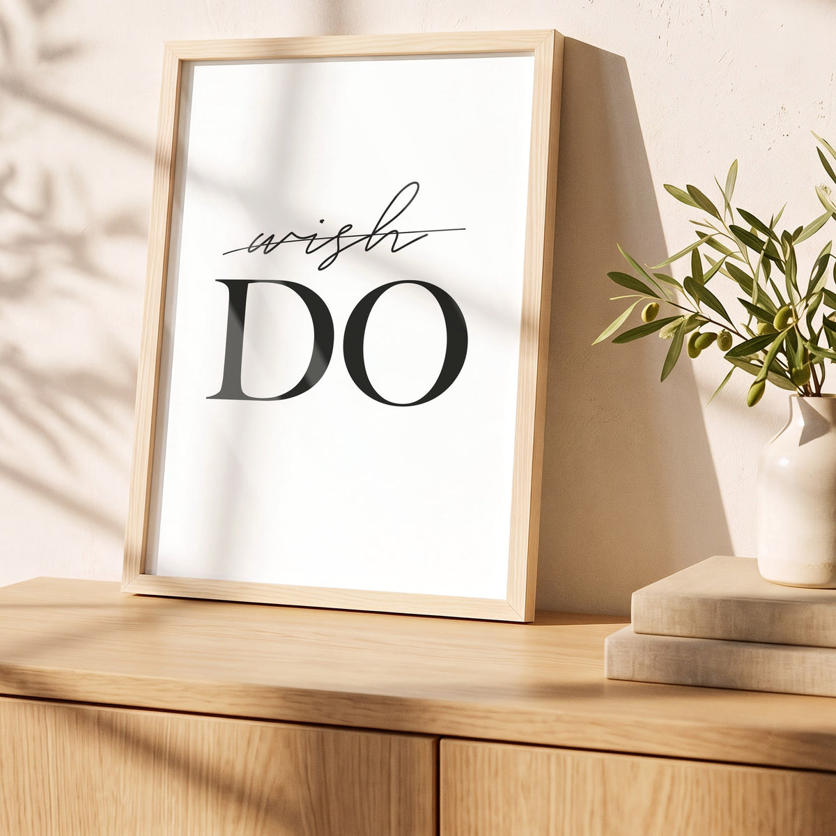 Poster Wish Do im Holzrahmen auf einem Sideboard