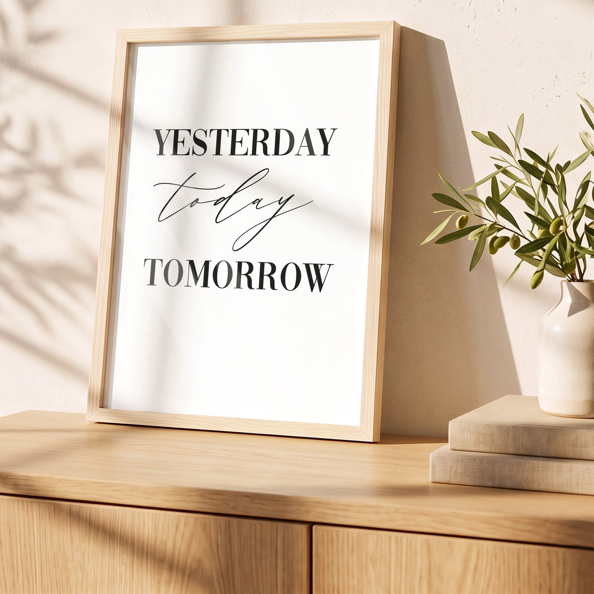 Poster Yesterday today tomorrow im Holzrahmen auf einem Sideboard