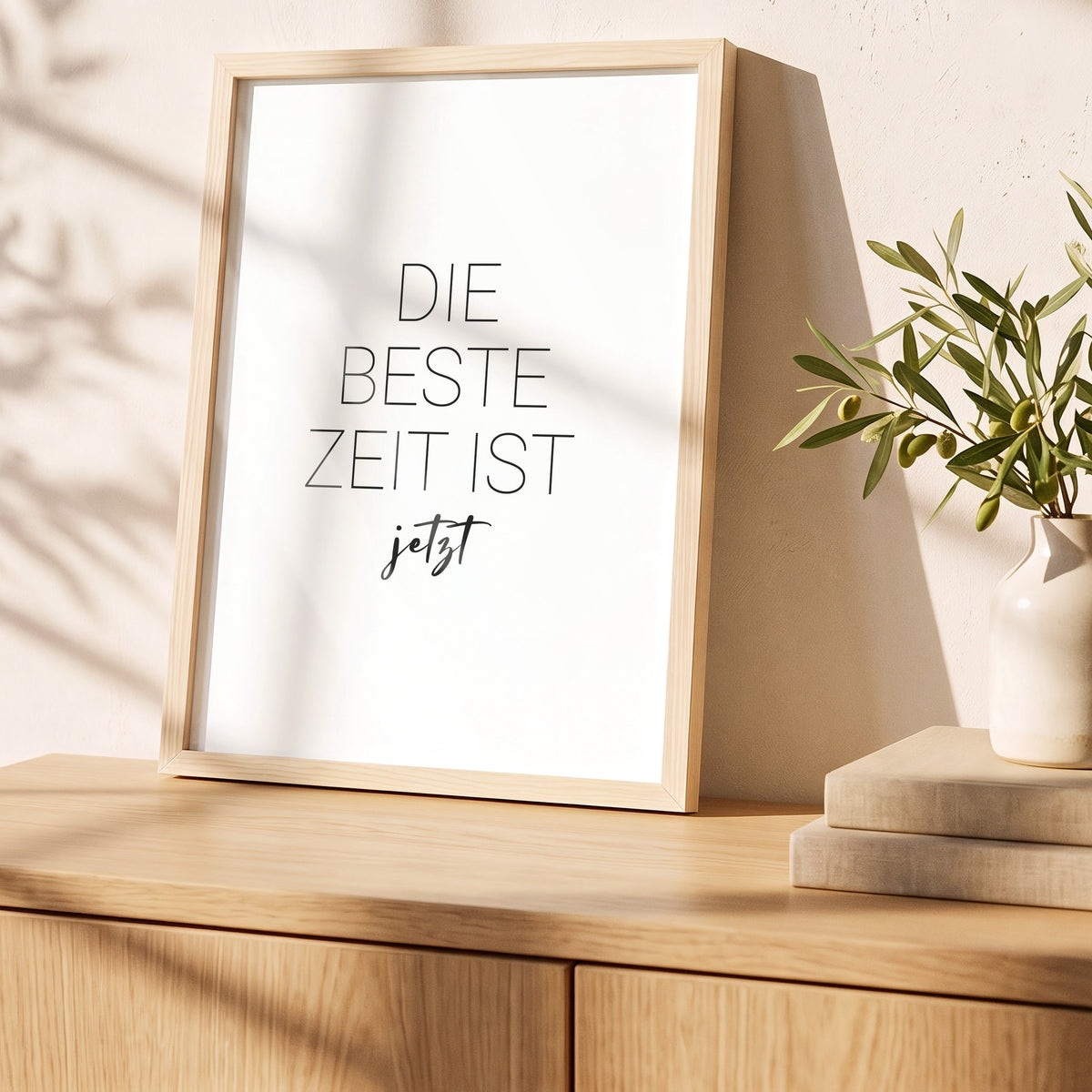 Poster Beste Zeit im Holzrahmen auf einem Sideboard