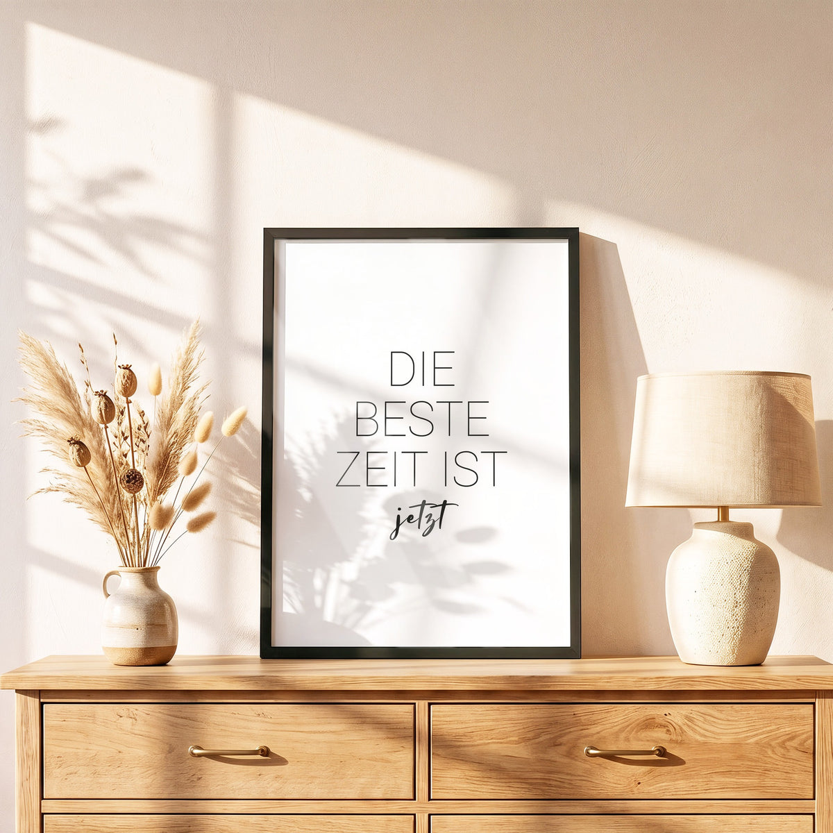 Poster Beste Zeit im schwarzen Holzrahmen auf einer Kommode