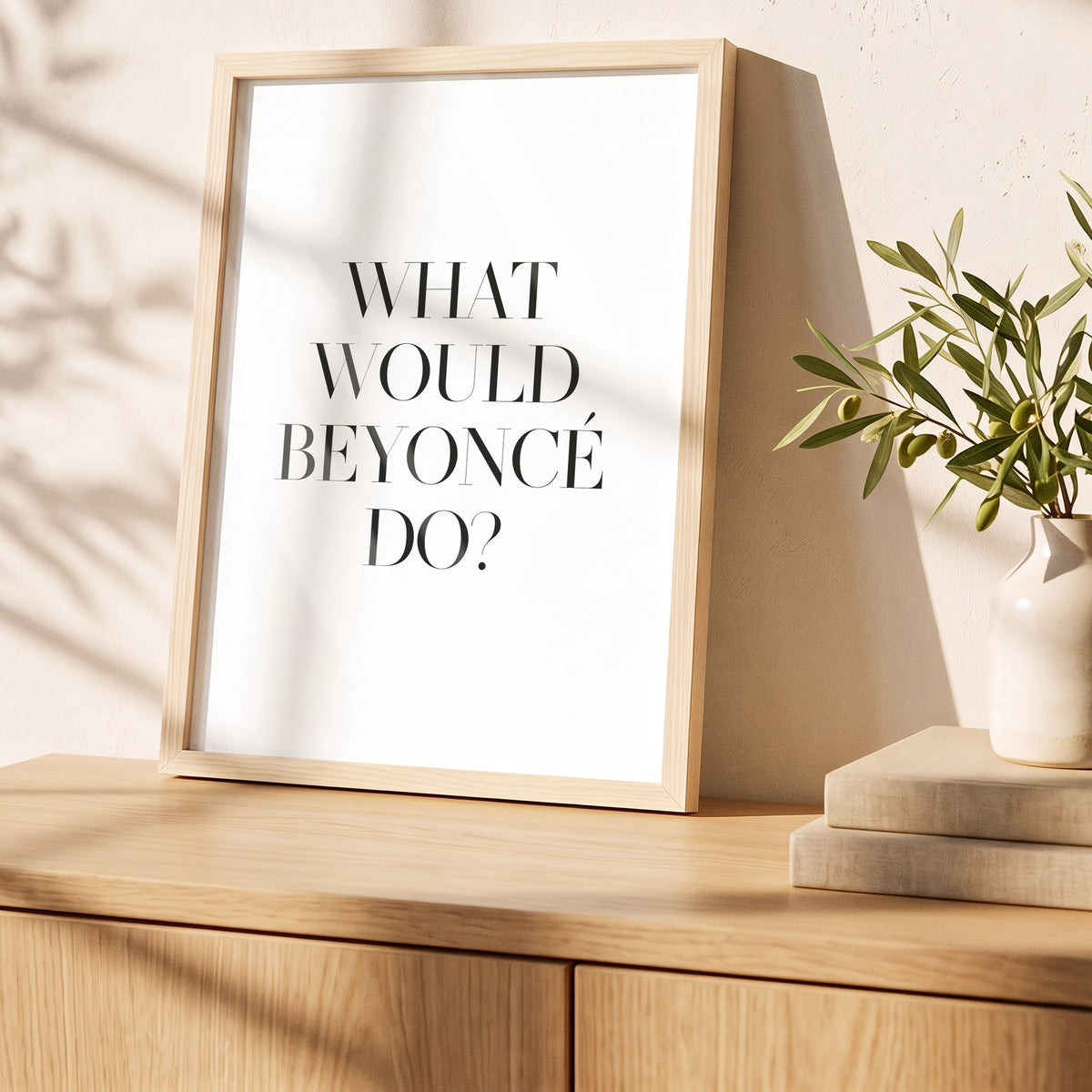 Poster Beyoncé im Holzrahmen auf einem Sideboard