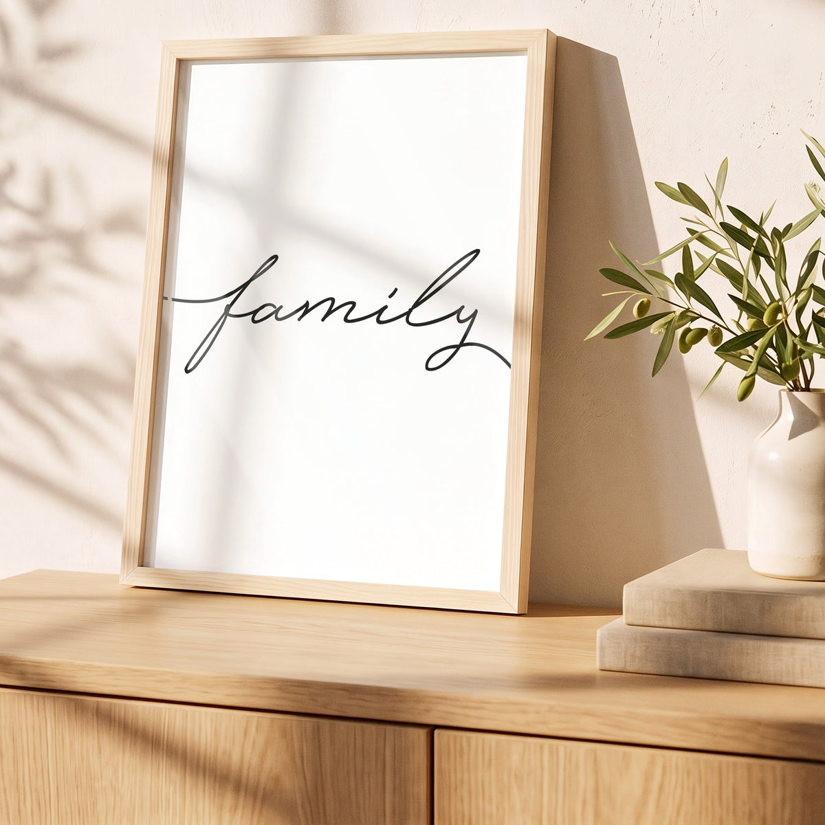 Poster Family im Holzrahmen auf einem Sideboard