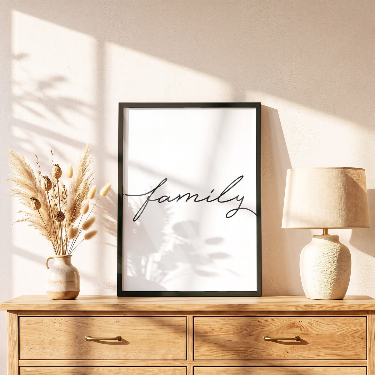 Poster Family im schwarzen Holzrahmen auf einer Kommode