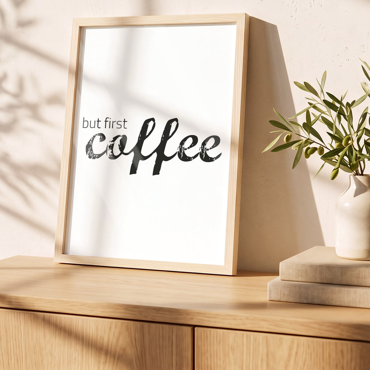 Poster But first coffee im Holzrahmen auf einem Sideboard